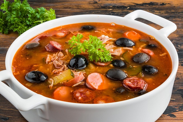 Суп Солянка мясная в казане