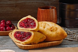 Пирожок с вишней