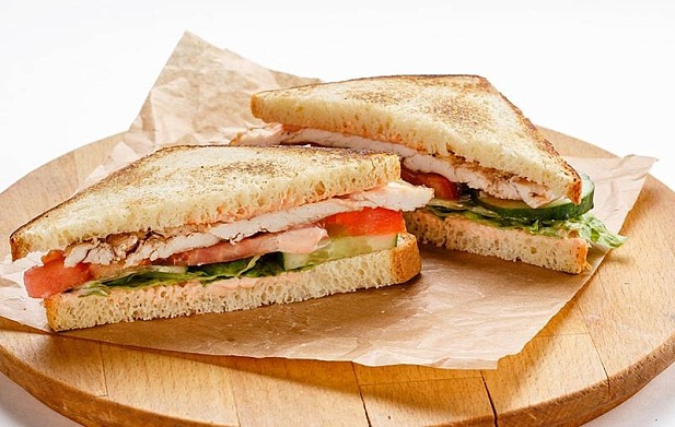 Сэндвич-мини с куриным рулетом и сыром