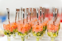 Микс-салат Мини с опаленным лососем и авокадо под апельсиновым соусом